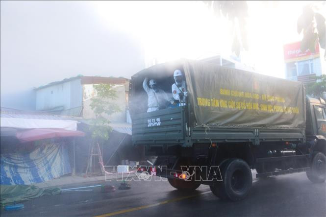 Lực lượng bộ đội Quân khu 5 và Trung tâm Ứng cứu sự cố hóa học, sinh học, phóng xạ, hạt nhân miền Trung thuộc Binh chủng Hóa học (Bộ Quốc phòng) phun xịt khử khuẩn phòng, chống dịch COVID-19 trên diện rộng tại Đà Nẵng. Ảnh: TTXVN Thủ tướng quyết định bổ sung hơn 1.500 tỷ đồng phòng, chống dịch COVID-19 ảnh 1
