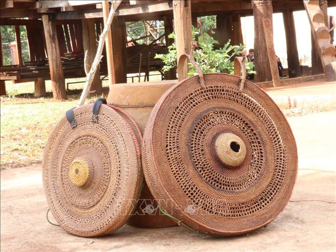 Những bộ áo mới cho cồng, chiêng. Ảnh: Hồng Điệp - TTXVN Gia Lai: Đan áo mới cho cồng, chiêng ảnh 6