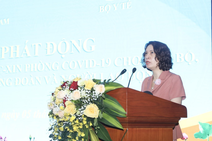 Thứ trưởng Bộ Y tế Nguyễn Thị Liên Hương phát biểu phát động. Ảnh: Minh Quyết - TTXVN Phát động tiêm vaccine phòng COVID-19 mũi 3 và mũi 4 cho công nhân, viên chức, lao động ảnh 1