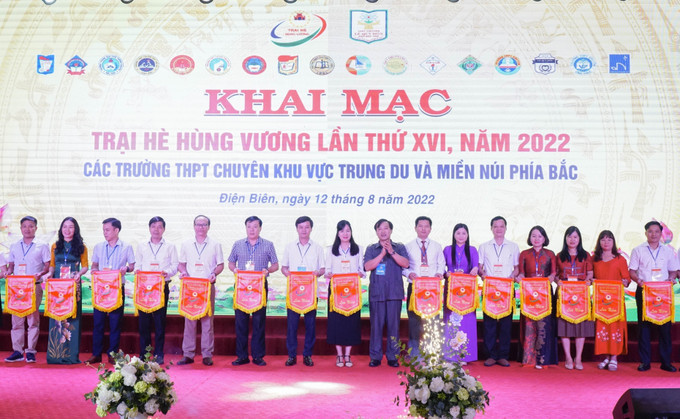 Trao cờ lưu niệm cho các đoàn dự Trại hè Hùng Vương năm 2022. Ảnh: Xuân Tư – TTXVN Trại hè Hùng Vương năm 2022: Bồi dưỡng tình yêu quê hương, tinh thần đoàn kết giữa các dân tộc ảnh 1