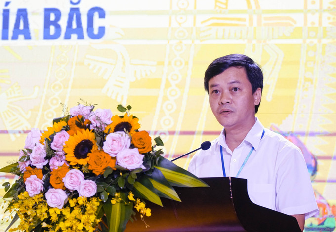 Ông Phạm Tuấn Anh, Hiệu trưởng trường THPT Chuyên Hùng Vương Phú Thọ, Trưởng Ban tổ chức Trại hè Hùng Vương phát biểu tại buổi lễ. Ảnh: Xuân Tư – TTXVN Trại hè Hùng Vương năm 2022: Bồi dưỡng tình yêu quê hương, tinh thần đoàn kết giữa các dân tộc ảnh 2
