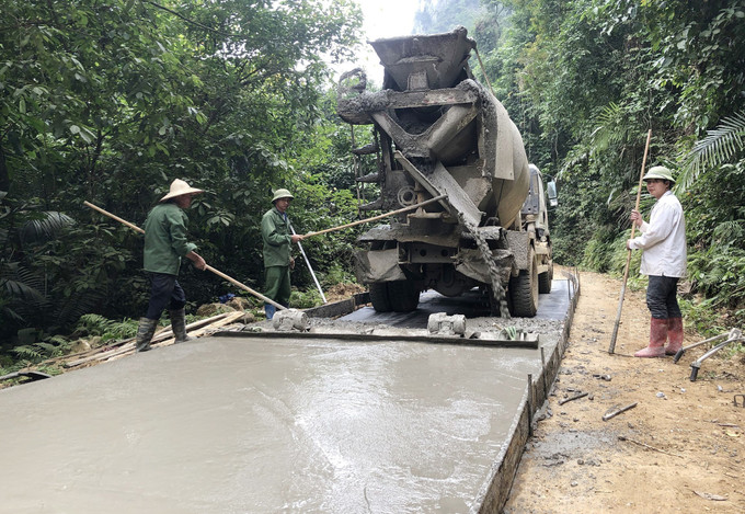 Xây dựng đường giao thông nông thôn tại xã Thần Sa, huyện Võ Nhai. Ảnh: Hoàng Nguyên - TTXVN Huyện vùng cao Võ Nhai dồn lực để giảm 3% số hộ nghèo ảnh 7