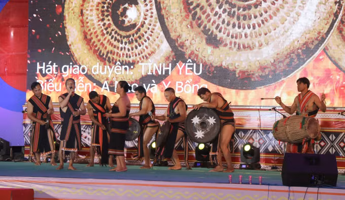Liên hoan Văn nghệ quần chúng và trình diễn trang phục dân tộc vùng Tây Nguyên ảnh 1
