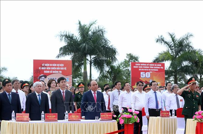 Chủ tịch nước Nguyễn Xuân Phúc thực hiện nghi thức chào cờ tại Lễ thượng cờ “Thống nhất non sông” tại Di tích Quốc gia đặc biệt Đôi bờ Hiền Lương- Bến Hải. Ảnh: Thống Nhất – TTXVN Chủ tịch nước Nguyễn Xuân Phúc dự Lễ thượng cờ Thống nhất non sông tại Di tích Đôi bờ Hiền Lương - Bến Hải ảnh 3