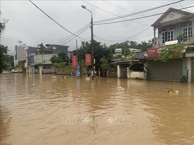 Tình trạng ngập úng tại khu vực tổ dân phố 5, phường Noong Bua, thành phố Điện Biên Phủ. Ảnh: TTXVN Mưa lũ tiếp tục gây nhiều thiệt hại tại Điện Biên ảnh 1