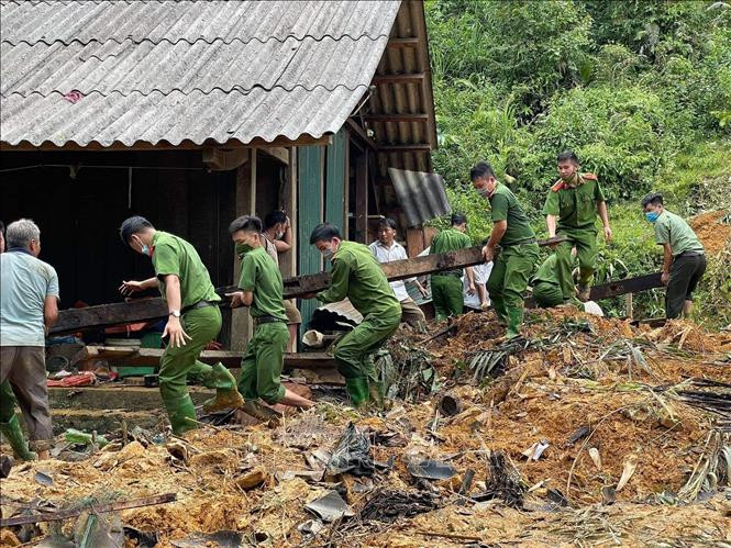 Công an huyện Na Hang (Tuyên Quang) hỗ trợ người dân thôn Khau Phiêng khắc phục hậu quả do mưa lũ. Ảnh: Nam Sương - TTXVN Thiên tai gây nhiều thiệt hại tại các địa phương ảnh 1