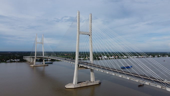 Cầu Cao Lãnh bắc qua sông Tiền, nối thành phố Cao Lãnh và huyện Lấp Vò, góp phần phát triển kinh tế, văn hóa, xã hội tỉnh Đồng Tháp. Ảnh: Nhựt An - TTXVN Đất Sen hồng bứt phá vươn lên ảnh 4