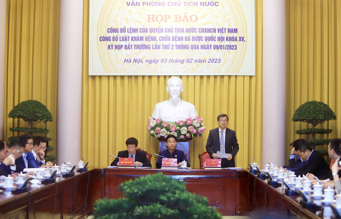 Thứ trưởng Bộ Y tế Trần Văn Thuấn phát biểu tại buổi họp báo. Ảnh: TTXVN Công bố Lệnh của quyền Chủ tịch nước về Luật Khám bệnh, chữa bệnh vừa được Quốc hội thông qua ảnh 1