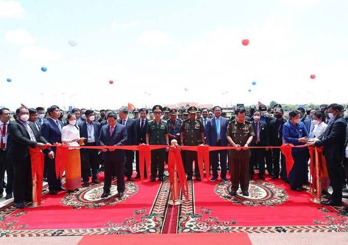 Thủ tướng Phạm Minh Chính và Thủ tướng Campuchia Samdech Techo Hun Sen cắt băng khánh thành Nhà hữu nghị. Ảnh: Dương Giang-TTXVN Thủ tướng Phạm Minh Chính và Thủ tướng Hun Sen: Làm sâu sắc hơn nữa mối quan hệ đoàn kết hữu nghị truyền thống quý báu giữa hai dân tộc ảnh 7