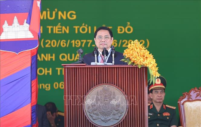 Thủ tướng Phạm Minh Chính phát biểu tại Lễ kỷ niệm 45 năm “Con đường tiến tới đánh đổ chế độ diệt chủng Pol Pot” của Thủ tướng Campuchia Hun Sen. Ảnh: Dương Giang-TTXVN Thủ tướng Phạm Minh Chính và Thủ tướng Hun Sen: Làm sâu sắc hơn nữa mối quan hệ đoàn kết hữu nghị truyền thống quý báu giữa hai dân tộc ảnh 3