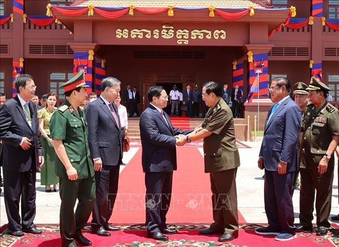 Thủ tướng Campuchia Samdech Techo Hun Sen tiễn Thủ tướng Phạm Minh Chính và các thành viên đoàn Việt Nam. Ảnh: Dương Gian-TTXVN Thủ tướng Phạm Minh Chính và Thủ tướng Hun Sen: Làm sâu sắc hơn nữa mối quan hệ đoàn kết hữu nghị truyền thống quý báu giữa hai dân tộc ảnh 9