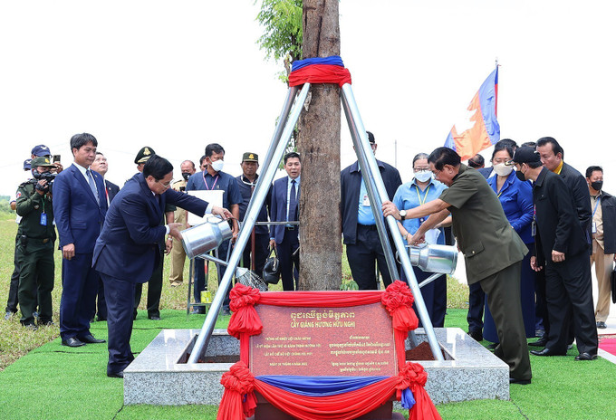 Thủ tướng Phạm Minh Chính và Thủ tướng Campuchia Samdech Techo Hun Sen trồng cây hữu nghị. Ảnh: Dương Giang-TTXVN Thủ tướng Phạm Minh Chính và Thủ tướng Hun Sen: Làm sâu sắc hơn nữa mối quan hệ đoàn kết hữu nghị truyền thống quý báu giữa hai dân tộc ảnh 4