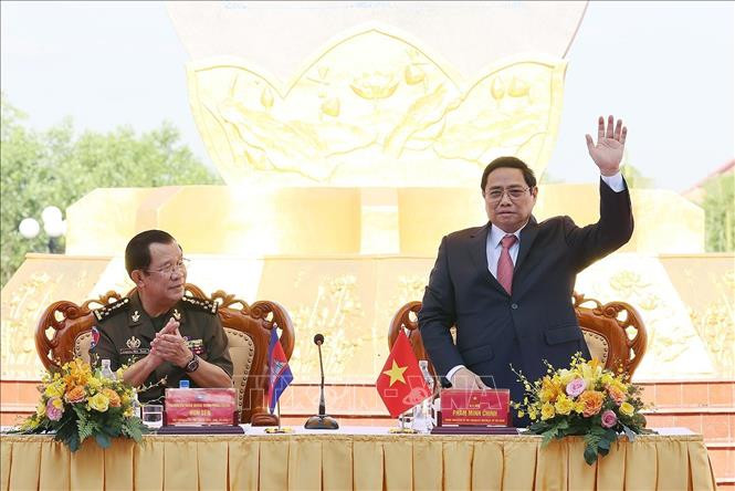 Thủ tướng Phạm Minh Chính và Thủ tướng Campuchia Hun Sen dự buổi nói chuyện với nhân dân Việt Nam. Ảnh: Dương Giang-TTXVN Thủ tướng Phạm Minh Chính và Thủ tướng Hun Sen: Làm sâu sắc hơn nữa mối quan hệ đoàn kết hữu nghị truyền thống quý báu giữa hai dân tộc ảnh 2