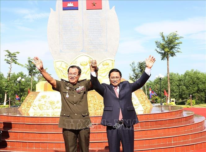 Thủ tướng Phạm Minh Chính và Thủ tướng Campuchia Samdech Techo Hun Sen chụp ảnh chung tại Khu vực X16. Ảnh: Dương Giang-TTXVN Thủ tướng Phạm Minh Chính và Thủ tướng Hun Sen: Làm sâu sắc hơn nữa mối quan hệ đoàn kết hữu nghị truyền thống quý báu giữa hai dân tộc ảnh 8
