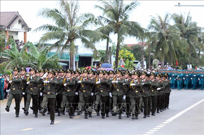 Nghi thức trang nghiêm trong Lễ Thống nhất non sông năm 2022. Ảnh: Thống Nhất - TTXVN Chủ tịch nước Nguyễn Xuân Phúc dự Lễ thượng cờ Thống nhất non sông tại Di tích Đôi bờ Hiền Lương - Bến Hải ảnh 8