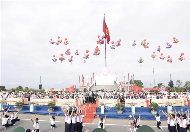 Quảng trường diễn ra Lễ thượng cờ Thống nhất non sông năm 2022. Ảnh: Thống Nhất - TTXVN Chủ tịch nước Nguyễn Xuân Phúc dự Lễ thượng cờ Thống nhất non sông tại Di tích Đôi bờ Hiền Lương - Bến Hải ảnh 6