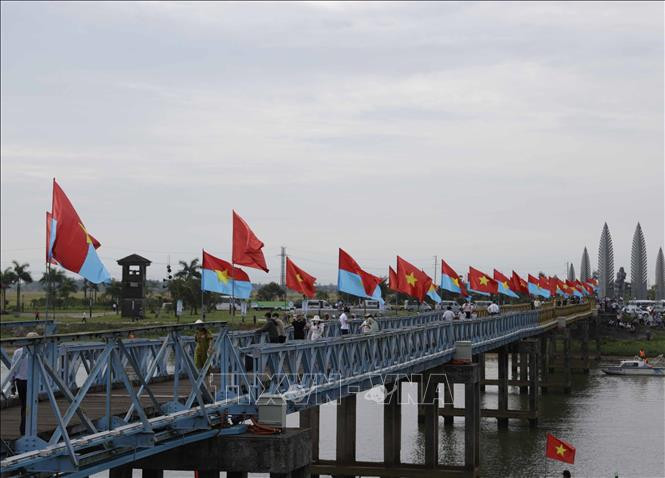 Đôi bờ Hiền Lương - Di tích của khát vọng thống nhất non sông, hòa hợp dân tộc, nối liền đất nước. Ảnh: Thống Nhất - TTXVN Chủ tịch nước Nguyễn Xuân Phúc dự Lễ thượng cờ Thống nhất non sông tại Di tích Đôi bờ Hiền Lương - Bến Hải ảnh 9
