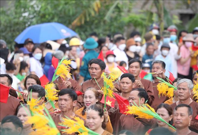 Đông đảo người dân về dự ngày lễ Thống nhất non sông đôi bờ Hiền Lương. Ảnh: Thống Nhất- TTXVN Chủ tịch nước Nguyễn Xuân Phúc dự Lễ thượng cờ Thống nhất non sông tại Di tích Đôi bờ Hiền Lương - Bến Hải ảnh 4