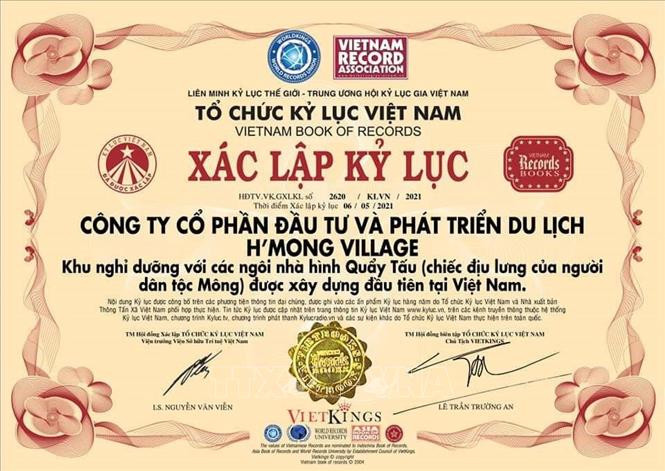Bằng công nhận kỷ lục Việt Nam cho khu nghỉ dưỡng với các ngôi nhà hình Quẩy Tấu (chiếc địu lưng của người dân tộc Mông) được xây dựng đầu tiên tại Việt Nam. Ảnh: Nguyễn Chiến-TTXVN Khu nghỉ dưỡng với các ngôi nhà hình Quẩy Tấu xác lập kỷ lục Việt Nam ảnh 5