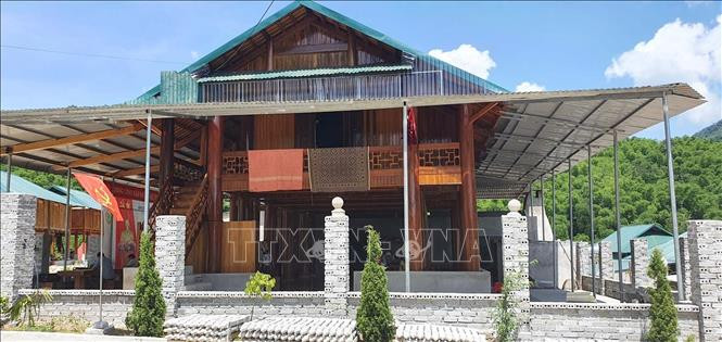 Nhà ông Ngân Văn Thêu, bản Sa Ná, xã Na Mèo được xây mới khang trang. Ảnh: Nguyễn Nam-TTXVN Nhân kỷ niệm 75 năm Quốc khánh 2/9: Người dân vùng lũ bản Sa Ná an cư lạc nghiệp, vui đón Tết Độc lập ảnh 2