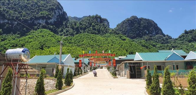 Bản Sa Ná, xã Na Mèo, huyện Quan Sơn, Thanh Hóa đạt nông thôn mới kiểu mẫu. Ảnh: Nguyễn Nam-TTXVN Nhân kỷ niệm 75 năm Quốc khánh 2/9: Người dân vùng lũ bản Sa Ná an cư lạc nghiệp, vui đón Tết Độc lập ảnh 1