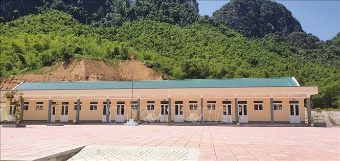 Điểm trường tiểu học Sa Ná được xây mới khang trang chuẩn bị cho năm học mới. Ảnh: Nguyễn Nam-TTXVN Nhân kỷ niệm 75 năm Quốc khánh 2/9: Người dân vùng lũ bản Sa Ná an cư lạc nghiệp, vui đón Tết Độc lập ảnh 3