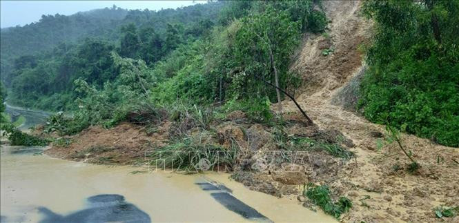 Mưa to nhiều ngày khiến đất đá tại km 100+200 Quốc lộ 19C, khu vực Đèo Trà Kê, thôn Ma Gú, xã Sơn Phước, huyện Sơn Hòa, Phú Yên bị sạt lở. Ảnh: TTXVN Chủ động các biện pháp ứng phó thiệt hại mưa, lũ tại miền Trung ảnh 2