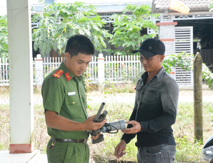 Người dân xã biên giới Ea Bung, huyện Ea Súp, tỉnh Đắk Lắk tự nguyện đến giao nộp vũ khí cho cơ quan chức năng. Ảnh: Tuấn Anh – TTXVN Bảo vệ sự bình yên trong mỗi buôn làng Đắk Lắk ảnh 6
