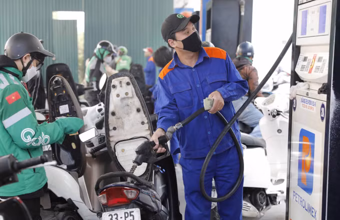 Giá xăng tiếp tục tăng nhẹ từ 15h ngày 3/1 ảnh 1