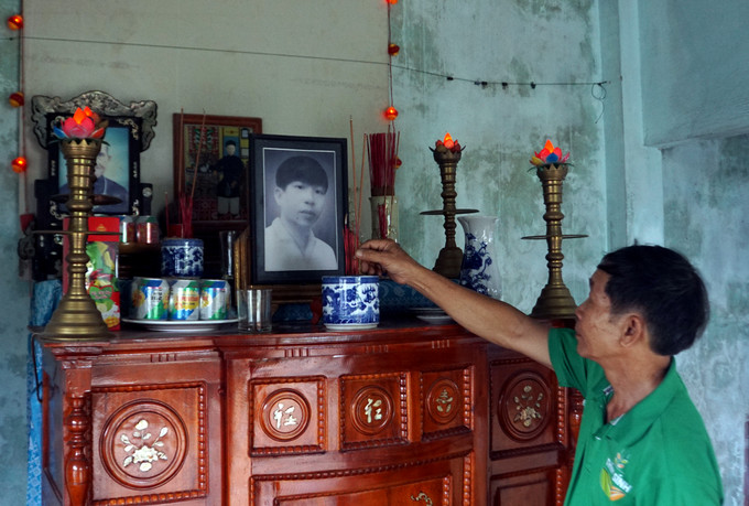 Ông Võ Công Sáu, em trai của liệt sỹ Võ Công Thu tưởng nhớ anh trai mình- liệt sỹ Võ Công Thu. Ảnh: TTXVN 75 năm Ngày Thương binh - Liệt sỹ: Người phóng viên dũng cảm, nhanh nhạy của Thông tấn xã giải phóng ảnh 1