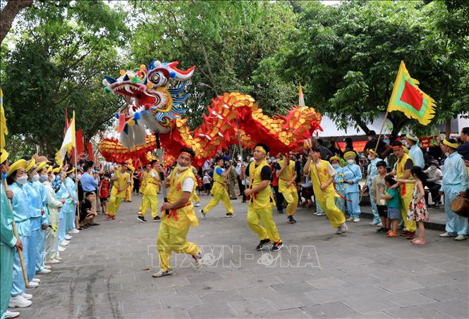 Đoàn múa rồng mở đầu Lễ hội Đền Đô. Ảnh: Đinh Văn Nhiều - TTXVN Lễ hội Đền Đô hướng về nguồn cội ảnh 1