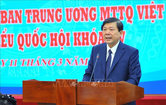 Đồng chí Nguyễn Hữu Dũng, Phó Chủ tịch Ủy ban Trung ương MTTQ Việt Nam trình bày báo cáo kết quả hội nghị lấy ý kiến của cử tri nơi công tác đối với người được dự kiến giới thiệu ứng cử đại biểu Quốc hội khóa XV. Ảnh: Minh Đức - TTXVN Giới thiệu 4 người của Ủy ban Trung ương Mặt trận Tổ quốc Việt Nam ứng cử đại biểu Quốc hội khóa XV ảnh 2