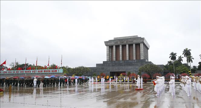 Lãnh đạo Đảng, Nhà nước vào Lăng viếng Chủ tịch Hồ Chí Minh. Ảnh: Doãn Tấn - TTXVN Lãnh đạo Đảng, Nhà nước vào Lăng viếng Chủ tịch Hồ Chí Minh nhân dịp Tết Nguyên đán Tân Sửu ảnh 3
