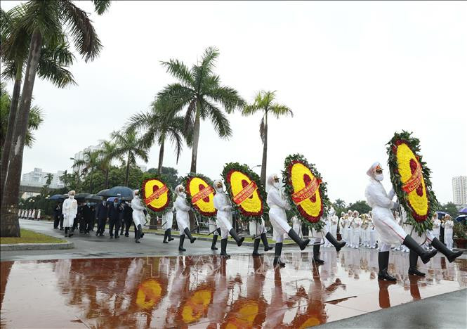 Đoàn đại biểu lãnh đạo Đảng, Nhà nước, Mặt trận Tổ quốc Việt Nam tưởng niệm các vị tiền bối cách mạng và các Anh hùng, liệt sỹ tại Nghĩa trang Mai Dịch. Ảnh: Văn Điệp - TTXVN Lãnh đạo Đảng, Nhà nước vào Lăng viếng Chủ tịch Hồ Chí Minh nhân dịp Tết Nguyên đán Tân Sửu ảnh 6