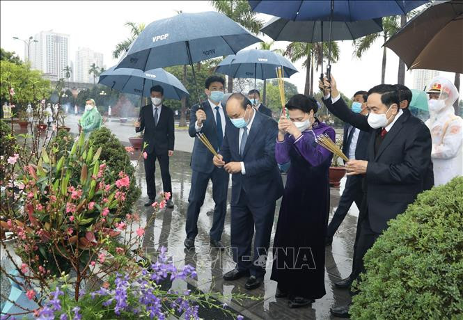 Thủ tướng Nguyễn Xuân Phúc, Chủ tịch Quốc hội Nguyễn Thị Kim Ngân và Chủ tịch Ủy ban Trung ương MTTQ Việt Nam Trần Thanh Mẫn dâng hương tưởng nhớ các vị tiền bối cách mạng và các Anh hùng, liệt sỹ tại Nghĩa trang Mai Dịch. Ảnh: Văn Điệp - TTXVN Lãnh đạo Đảng, Nhà nước vào Lăng viếng Chủ tịch Hồ Chí Minh nhân dịp Tết Nguyên đán Tân Sửu ảnh 7