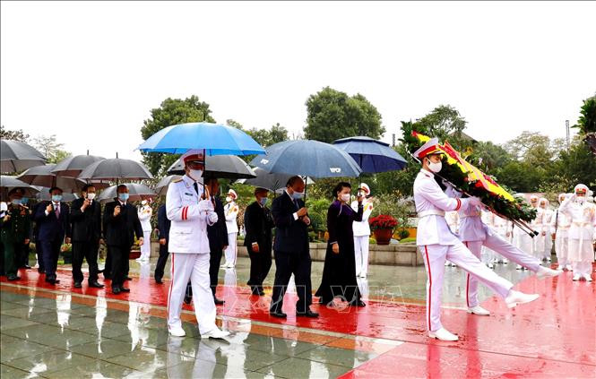 Đoàn đại biểu lãnh đạo Đảng, Nhà nước đặt vòng hoa tại Đài tưởng niệm các Anh hùng liệt sĩ. Ảnh: Dương Giang - TTXVN Lãnh đạo Đảng, Nhà nước vào Lăng viếng Chủ tịch Hồ Chí Minh nhân dịp Tết Nguyên đán Tân Sửu ảnh 4