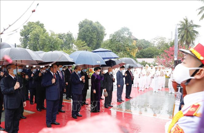 Đoàn đại biểu lãnh đạo Đảng, Nhà nước đặt vòng hoa tại Đài tưởng niệm các Anh hùng liệt sĩ. Ảnh: Dương Giang - TTXVN Lãnh đạo Đảng, Nhà nước vào Lăng viếng Chủ tịch Hồ Chí Minh nhân dịp Tết Nguyên đán Tân Sửu ảnh 5