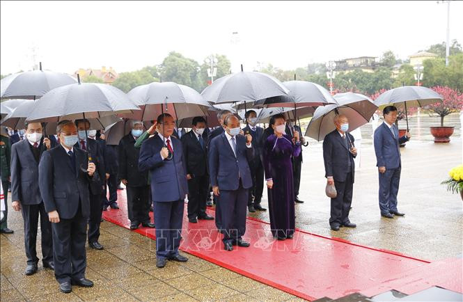 Lãnh đạo Đảng, Nhà nước vào Lăng viếng Chủ tịch Hồ Chí Minh. Ảnh: Doãn Tấn - TTXVN Lãnh đạo Đảng, Nhà nước vào Lăng viếng Chủ tịch Hồ Chí Minh nhân dịp Tết Nguyên đán Tân Sửu ảnh 2