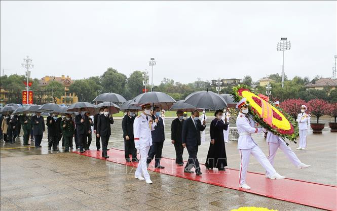 Lãnh đạo Đảng, Nhà nước vào Lăng viếng Chủ tịch Hồ Chí Minh. Ảnh: Doãn Tấn - TTXVN Lãnh đạo Đảng, Nhà nước vào Lăng viếng Chủ tịch Hồ Chí Minh nhân dịp Tết Nguyên đán Tân Sửu ảnh 1