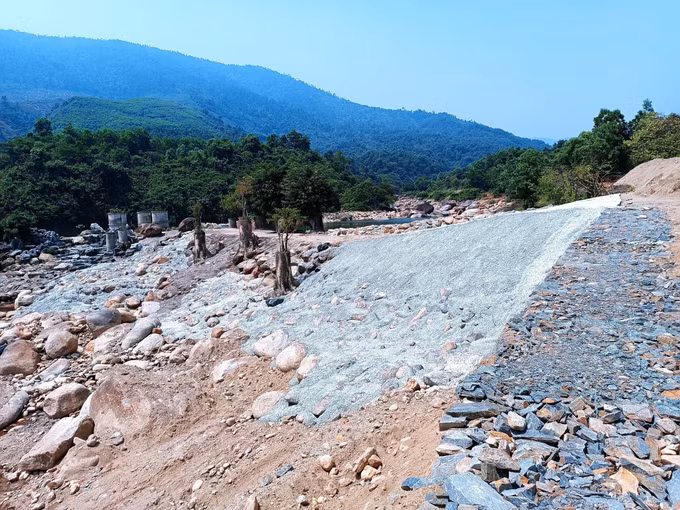 Tiềm ẩn nhiều nguy cơ từ việc "bê tông hóa" tại các điểm du lịch dọc bờ sông Luông Đông, Đà Nẵng ảnh 1