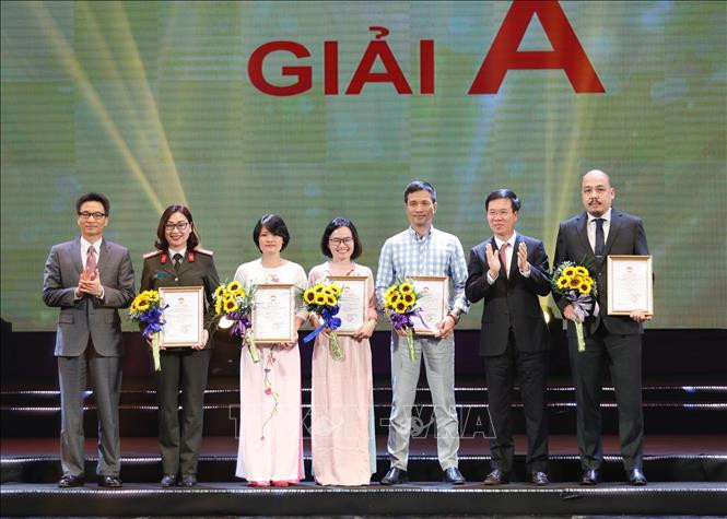 Nhân kỷ niệm 90 năm Ngày thành lập Mặt trận Dân tộc thống nhất - Ngày truyền thống Mặt trận Tổ quốc Việt Nam (18/11/1930 – 18/11/2020), tối 10/11/2020, tại Hà Nội, Uỷ ban Trung ương Mặt trận Tổ quốc Việt Nam tổ chức Lễ trao Giải báo chí "Vì sự nghiệp Đại đoàn kết toàn dân tộc" lần thứ XIV, năm 2019 - 2020. Trong ảnh: Trưởng Ban Tuyên giáo Trung ương Võ Văn Thưởng và Phó Thủ tướng Vũ Đức Đam trao Giải A cho các tác giả và nhóm tác giả. Ảnh: Dương Giang - TTXVN Giải báo chí “Vì sự nghiệp Đại đoàn kết toàn dân tộc” lần thứ XV, năm 2021 - 2022 ảnh 1