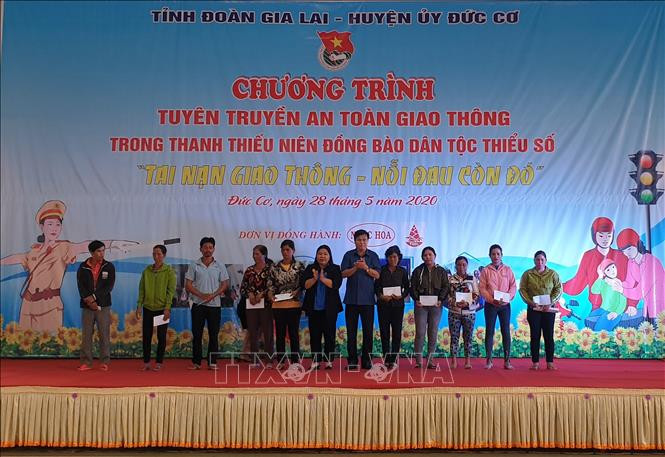 Ban tổ chức trao hỗ trợ cho 10 gia đình có nạn nhân tử vong trong các vụ tai nạn giao thông. Ảnh: Hồng Điệp - TTXVN Nâng cao nhận thức an toàn giao thông cho thanh thiếu niên dân tộc thiểu số Gia Lai ảnh 2