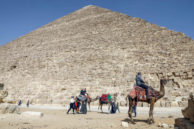 Khách du lịch tham quan Kim tự tháp Khufu ở Giza, Ai Cập, ngày 2/3/2023. Ảnh: THX/TTXVN Ai Cập vào danh sách những điểm đến tuyệt vời nhất do tạp chí Time bình chọn ảnh 1