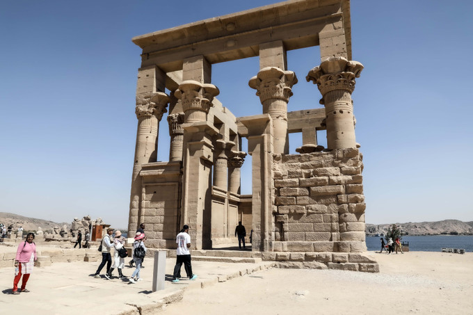 Khách du lịch tham quan khu đền Philae ở Aswan, Ai Cập, ngày 9/3/2023. Ảnh: THX/TTXVN Ai Cập vào danh sách những điểm đến tuyệt vời nhất do tạp chí Time bình chọn ảnh 2
