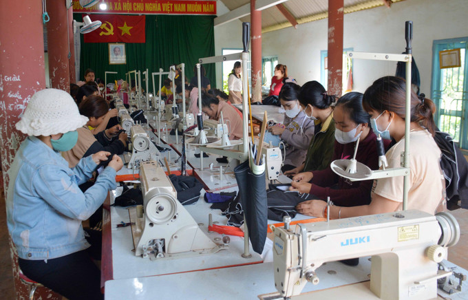 Lớp đào tạo nghề may gia dụng cho phụ nữ dân tộc thiểu số ở xã Ea Hiu, huyện Krông Pắk, tỉnh Đắk Lắk. Ảnh: Hoài Thu – TTXVN Thu hẹp khoảng cách phát triển (Bài 2) ảnh 4