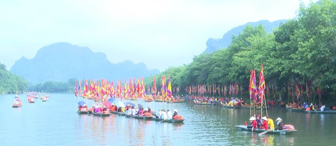 Hoạt động văn hóa đặc sắc trên sông trong Lễ hội Tràng An, tỉnh Ninh Bình. Ảnh: Hải Yến-TTXVN Di sản văn hóa thúc đẩy du lịch Việt Nam phát triển bền vững ảnh 1