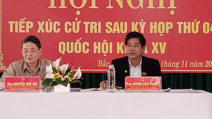 Phó Chủ tịch Quốc hội Nguyễn Đức Hải (trái) tiếp xúc cử tri 4 xã Trà Đông, Trà Dương, Trà Nú và Trà Kót, huyện Bắc Trà My, tỉnh Quảng Nam. Ảnh: Đoàn Hữu Trung - TTXVN Cử tri huyện miền núi Bắc Trà My mong được tái định cư ổn định, lâu dài, giảm nghèo bền vững ảnh 1