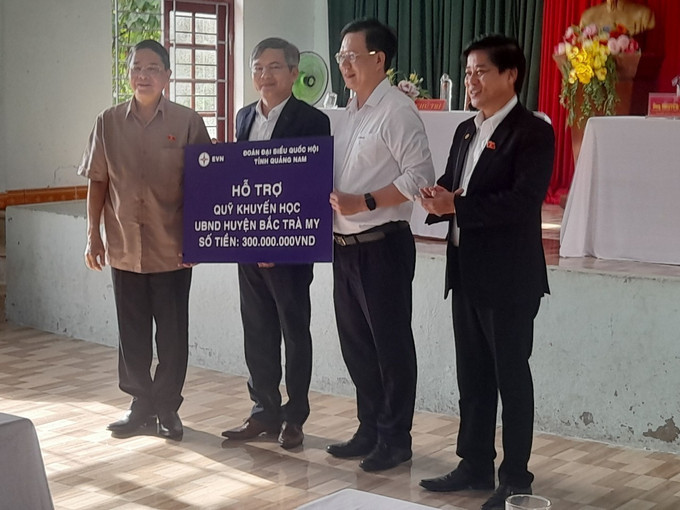 Phó Chủ tịch Quốc hội Nguyễn Đức Hải tặng quà cho hội khuyến học huyện Bắc Trà My. Ảnh: Đoàn Hữu Trung - TTXVN Cử tri huyện miền núi Bắc Trà My mong được tái định cư ổn định, lâu dài, giảm nghèo bền vững ảnh 4