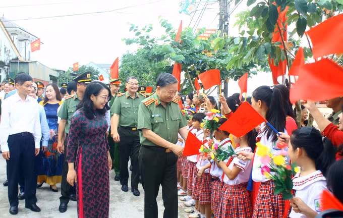 Bộ trưởng Bộ Công an Tô Lâm dự Ngày hội Đại đoàn kết toàn dân tộc tại xã Hưng Tân ảnh 1