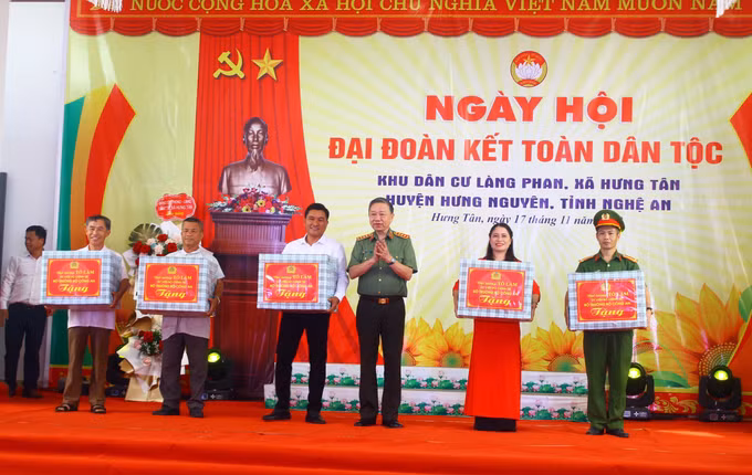 Bộ trưởng Bộ Công an Tô Lâm dự Ngày hội Đại đoàn kết toàn dân tộc tại xã Hưng Tân ảnh 2